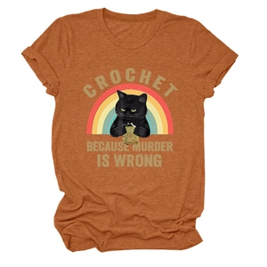Détail de l'imprimé chat mignon et slogan crochet sur un t-shirt orange à manches courtes