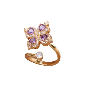 Bague ouverte papillon dorée avec zircons violets en forme de cœur et cristaux micro-pavés