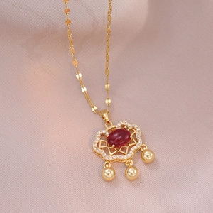 Goldene Ruyi-Schloss-Halskette mit rotem Edelstein und Zirkonia-Akzenten für Damen