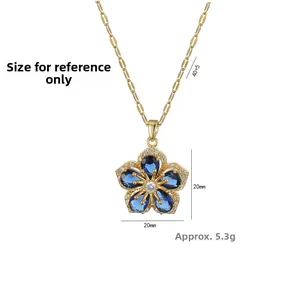 Détail macro du pendentif fleur en zircon bleu sur chaîne dorée, poids de 5,3g