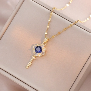 Collier élégant en or avec pendentif clé fleurie et pierre de zircon bleu brillant