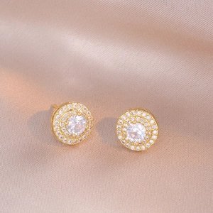 Elegante goldfarbene Ohrstecker mit zentralem Zirkon und doppelter Kristallumrandung