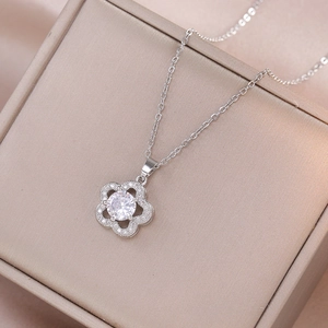 Élégant collier pendentif fleur en argent avec zircon sur boîte à bijoux champagne