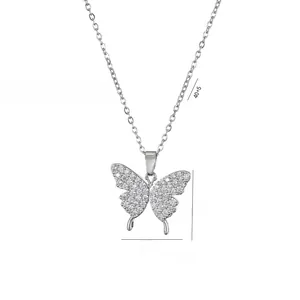 Détail macro du pendentif papillon avec zircons blancs montrant les dimensions 18x20mm