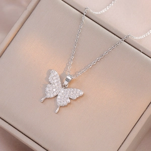 Collier élégant avec pendentif papillon en acier titane argenté et pierres de zircon