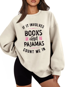 Détail de près d'un sweat-shirt beige chaud avec un imprimé sur le thème des livres