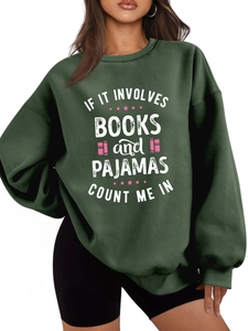 Détail du sweat en polaire vert foncé avec slogan imprimé 'Books and Pajamas'