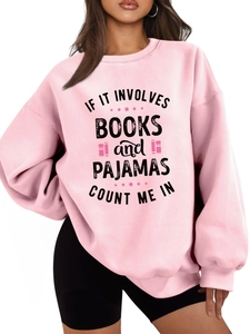 Détail d'un sweat-shirt épais rose clair avec texte imprimé livres et pyjamas