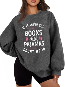 Gros plan d'un sweat-shirt en polaire gris foncé avec imprimé graphique sur les livres