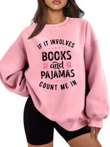Détail du sweat rose clair en polaire avec slogan 'Books and Pajamas' et imprimé graphique