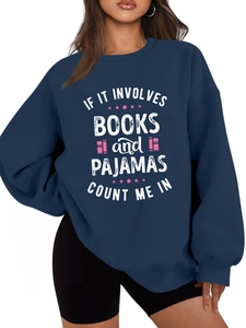 Détail du sweat-shirt oversize bleu marine avec imprimé graphique livre et pyjama