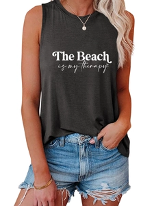 Gros plan du lettrage imprimé The beach is my therapy sur un débardeur noir pour femme