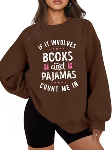 Détail d'un sweat-shirt marron foncé avec imprimé typographique vintage sur les livres