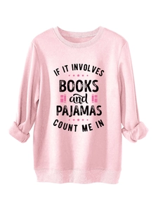 Détail du sweat-shirt en polaire rose avec imprimé If It Involves Books and Pajamas