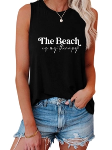 Détail de l'imprimé the beach is my therapy sur le débardeur noir sans manches pour femme
