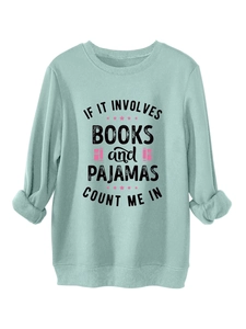 Détail du sweat en polaire vert menthe avec slogan imprimé sur les livres et pyjamas
