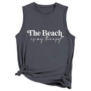 Détail d'un débardeur gris foncé avec nœud latéral et slogan de plage imprimé