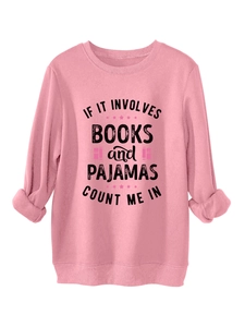 Détail d'un sweat-shirt rose en polaire avec typographie de livres et poignets côtelés