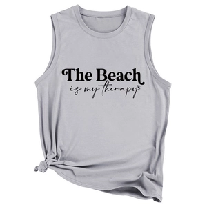 Détail du slogan The beach is my therapy et du nœud latéral sur le débardeur gris
