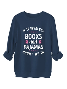 Détail du sweat-shirt en polaire bleu marine avec texte blanc et graphisme de livre