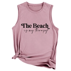 Détail du débardeur en coton rose avec slogan de plage et noeud latéral tendance