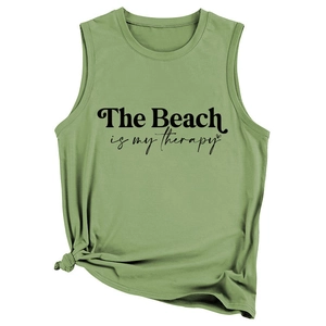 Détail du débardeur vert herbe avec imprimé The Beach is my therapy et nœud décoratif