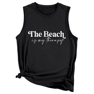 Détail du débardeur noir avec imprimé 'The Beach is my therapy' et détail de nœud au bas