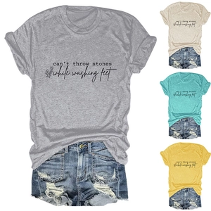 Détail du t-shirt à col rond avec citation artistique et décoration graphique florale