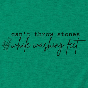 Détail du t-shirt en coton vert avec texte 'can't throw stones' et imprimé floral