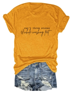 Détails du t-shirt jaune avec imprimé et du short en jean vieilli pour femmes