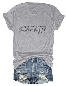 Détail du t-shirt gris imprimé et de l'ensemble short en jean délavé troué