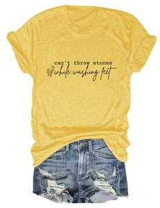Détail à plat d'un t-shirt en coton jaune gingembre et d'un short en jean bleu