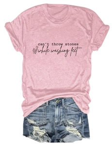 Ensemble t-shirt rose avec slogan et short en jean vieilli pour femme, pose à plat