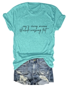 Détail à plat d'un t-shirt graphique bleu sarcelle et d'un short en jean usé