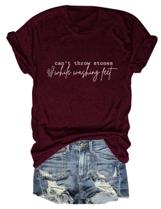 Gros plan sur T-shirt bordeaux col rond avec texte blanc et short en jean bleu