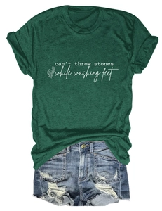 Détail d'un t-shirt vert foncé avec texte et short en jean vieilli assorti