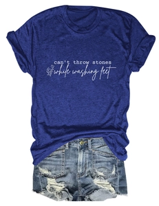 Détail du t-shirt bleu marine en coton avec imprimé floral blanc et slogan