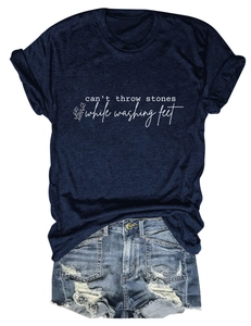 Vue détaillée d'un t-shirt bleu marine à slogan avec un short en jean effiloché