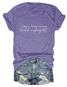 T-shirt violet à slogan et short en jean vieilli avec ourlets effilochés à plat
