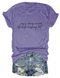 Ensemble t-shirt violet avec slogan et short en jean vieilli posé à plat