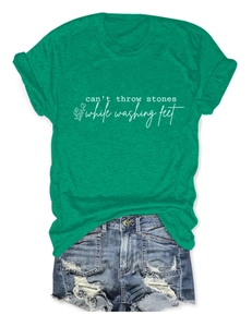T-shirt en coton vert avec slogan et short en jean bleu délavé posés à plat