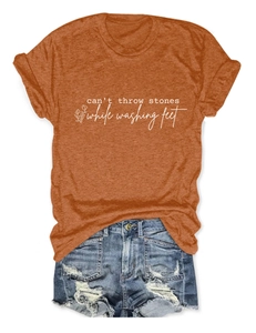 Détail du t-shirt caramel à motif floral et short en jean avec bords effilochés