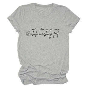 Détail d'un t-shirt gris clair avec motif floral et texte artistique imprimé