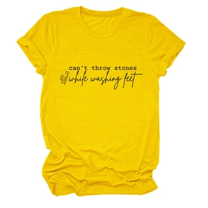 Détail du t-shirt en coton jaune avec lettrage artistique noir et illustration florale