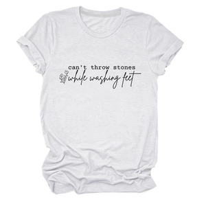 Détail d'un t-shirt blanc en coton avec texte artistique et imprimé floral chic