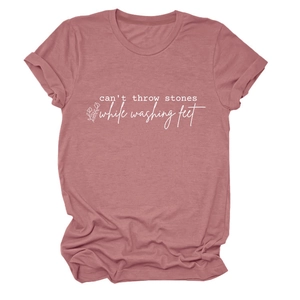 Détail du t-shirt rose poudré avec imprimé floral et typographie minimaliste