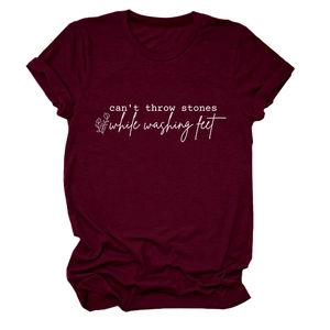 Détail d'un t-shirt bordeaux avec slogan 'can't throw stones' et imprimé floral blanc