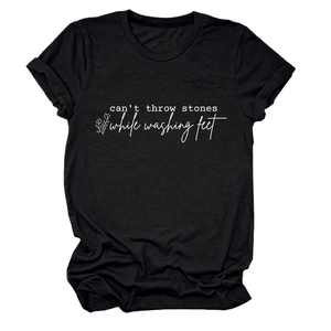 Détail d'un t-shirt en coton noir avec motif floral minimaliste et texte imprimé