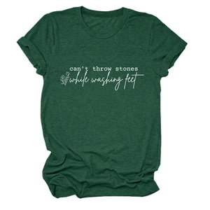 Détail d'un t-shirt vert forêt chiné avec motif floral blanc et texte artistique