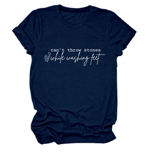 Détail d'un t-shirt bleu marine avec motif floral blanc et texte artistique imprimé